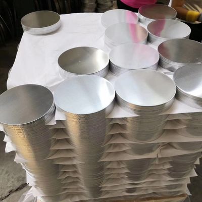 Reflektierende runde Aluminiumscheibe 0,7 mm 0,8 mm 1050 1060 1100 Topf Kundenspezifische Größe Hohe Ebenheit Gratfreie Kante Lebensmittelecht